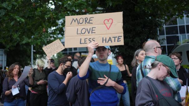 <p>Eine Mann hält bei einer Anti-Rassismus-Demonstrationein Plakat mit der Schrift „More love than hate“ (dt.: „Mehr Liebe als Hass“) hoch. Nach den rechtsextremen Krawallen in Großbritannien sind in mehreren Städten Gegendemonstranten auf die Straße gegangen.</p>