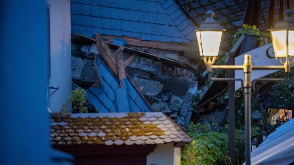 <p>Trümmerteile des teilweise eingestürzten Hotels in Kröv</p>