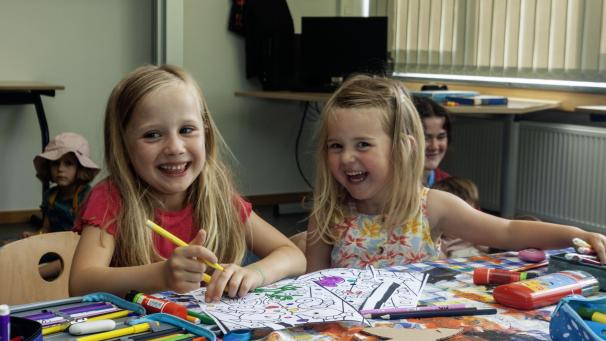 <p>Kreativ sein und Spaß dabei haben: Diese Kombinationscheint diesen beiden Mädchen gut zu gefallen.</p>