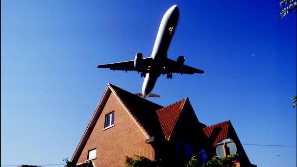 <p>Lärmbelästigung: ein Flugzeug über den Dächern der Ortschaft Zaventem</p>