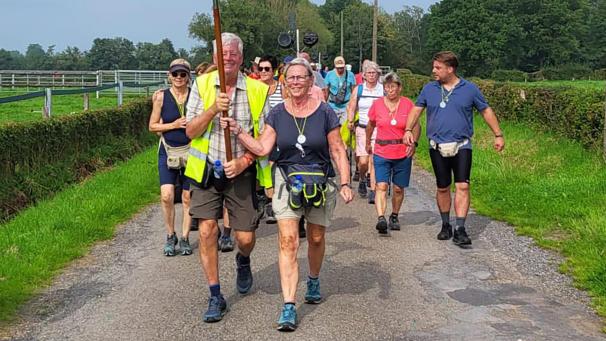 <p>Seit über zwei Jahrhunderten marschieren Pilger aus Ostbelgien stets Mitte August zum Niederrhein. Zwei von ihnen sind Brigitte und Edgar Graeven.</p>