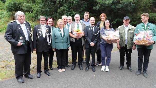 <p>Alle Sieger auf einem Bild:Paul Fassbender (1. v.l. - Beste Mannschaft), Karl-Heinz van de Beeck (2.v.l. - Bundeskönig), Albin Kerren (5.vl. - Bundeskaiser) Vera Aussems (3.v.r. - Schütze des Jahres) und Jean Francois Gros-Jean (1.v.r. - Gästevogelpreis) Foto: privat</p>