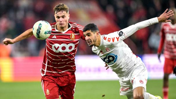 <p>Voller Einsatz: Zinho Vanheusden (links), hier noch im Trikot von Standard Lüttich. Im Sommer wechselte er zum KV Mechelen, der am Freitagabend zum Punktspiel der 1. Division nach Sclessin kommt.</p>