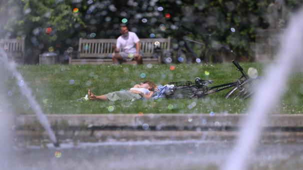 <p>Eine Frau genießt eine Pause und die Sonne.</p>