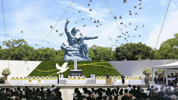 <p>Tauben fliegen über die Friedensstatue während einer Zeremonie zum 79. Jahrestag des US-Atombombenabwurfs im Friedenspark.</p>