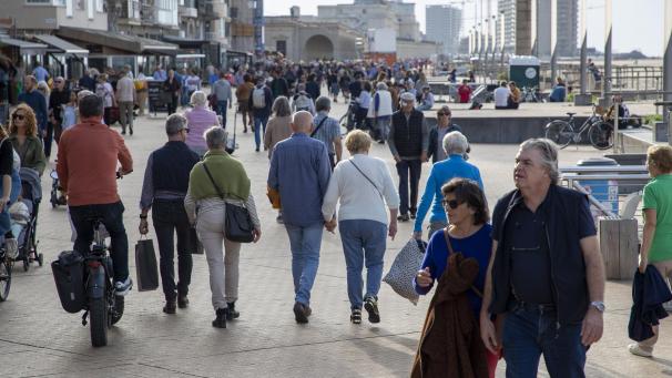 <p>Menschen sind in Ostende unterwegs.</p>