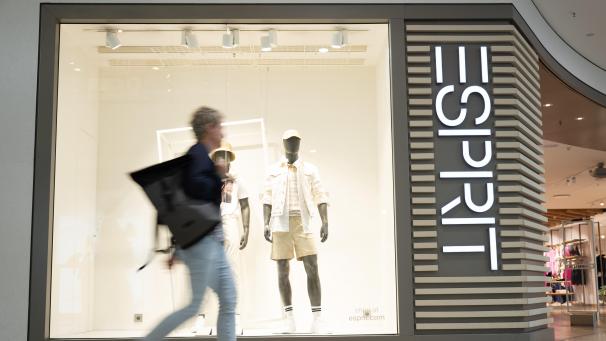 <p>Dresden: Eine Passantin geht vor einer Filiale des Modekonzerns Esprit entlang.</p>