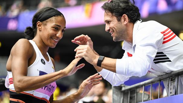 <p>Mehr als zufrieden: Nafi Thiam und Trainer Michael Van der Plaetsen während des Speerwurfs. Der 29-jährigen Doppel-Olympiasiegerin winkt erneut die Goldmedaille.</p>