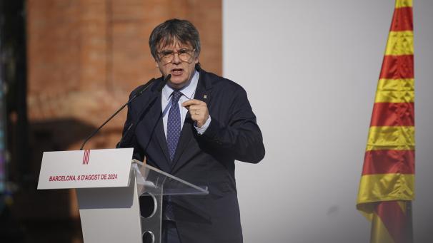 <p>Der katalanische Unabhängigkeitsführer und ehemalige Präsident Carles Puigdemont spricht zu seinen Anhängern, nachdem er in der Nähe des katalanischen Parlaments angekommen ist.</p>