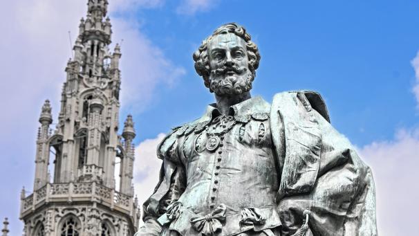 <p>Statue von Peter Paul Rubens in Antwerpen</p>
