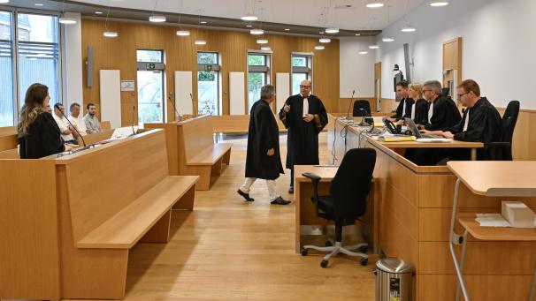 <p>Treffen vor Gericht: Weil sich die Autonome Gemeinderegie Galmei und das Bauunternehmen Pellikaan nicht über den Ablauf der Sanierungsarbeiten im Schwimmbad einig sind, schalteten die Kelmiser die Justiz ein. Am Freitag beschäftigte sich das Eupener Unternehmensgericht mit der Akte.</p>