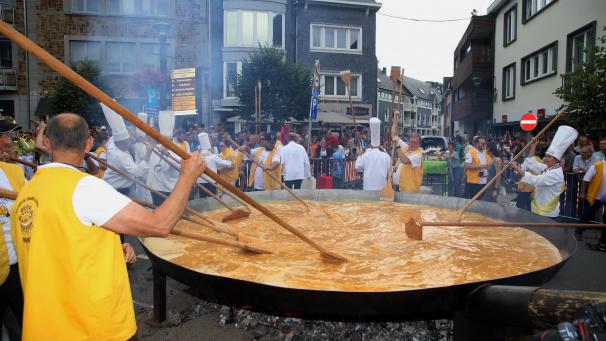 <p>Die Zubereitung des Riesenomeletts ist immer ein Spektakel. Diesmal wird zu der Eierspeise Brot gereicht, das mit Mehl und Bier aus der Brauerei Val Dieu hergestellt wurde.</p>