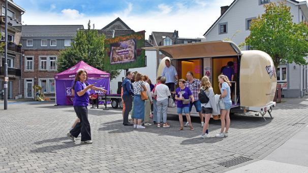 <p>Das „Egg Mobile“ von GAIA wurde im Schatten des Eupener Clowns aufgestellt.</p>