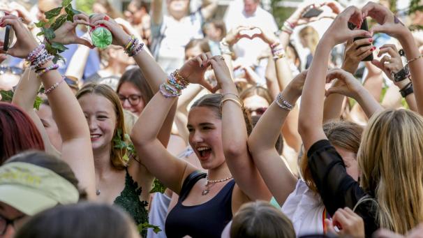 <p>„Swifties“ singen und tanzen in einer Wiener Straße. Die Ermittlungen nach der Anschlagsplänen auf die Taylor-Swift-Konzerte in Wien laufen weiter auf Hochtouren. Nach der Absage der Taylor-Swift-Konzerte in Wien ist eine weitere Person festgenommen worden.</p>