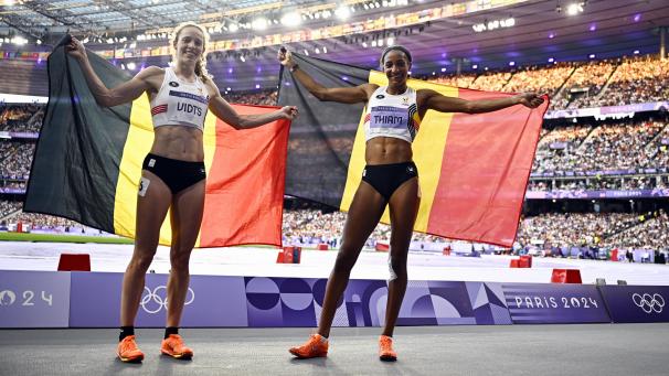 <p>Ein Bild, zwei Medaillen: Nafi Thiam (rechts) holt zum dritten Mal Gold im Siebenkampf, Noor Vidts (links) sichert sich Bronze.</p>