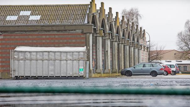 <p>Im seit 2019 leer stehenden Schlachthof von Bastogne sollen die fleischverarbeitenden Aktivitäten spätestens im Frühjahr 2026 wieder aufgenommen werden. Bis dahin werden die Investoren Bernard Gotta (Lüttich) und Pema Meat Group (St.Vith) den Betrieb modernisieren und ausbauen.</p>