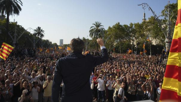<p>Der katalanische Unabhängigkeitsführer und ehemalige katalanische Regierungschef Carles Puigdemont (Mitte) gestikuliert vor seinen Anhängern, nachdem er in der Nähe des katalanischen Parlaments angekommen ist.</p>