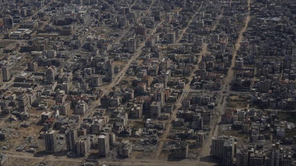 <p>Palästinensische Gebiete, Gazastreifen: Zerstörte Gebäude sind durch das Fenster eines Flugzeugs der US-Luftwaffe zu sehen (Archivbild).</p>