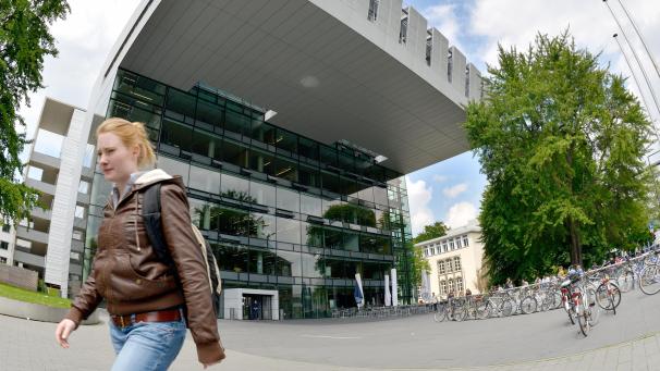 <p>Blick auf das sogenannte „SuperC“-Gebäude der RWTH Aachen. Auch in der Kaiserstadt sieht man sich derzeit mit rückläufigen Studierendenzahlen konfrontiert.</p>