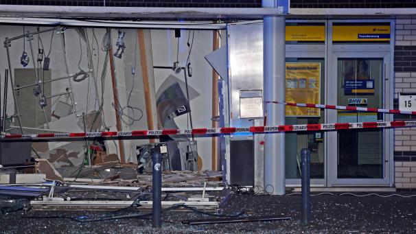 <p>Ein Flatterband der Polizei sichert nach einer Explosion in einer Bankfiliale in Solingen den Tatort. Unbekannte hatten versucht, einen Geldautomaten zu sprengen.</p>