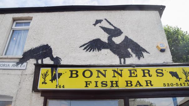 <p>Das neue Banksy-Kunstwerk zeigt ein Paar Pelikane, die über einem Fish-and-Chips-Laden Fisch essen.</p>