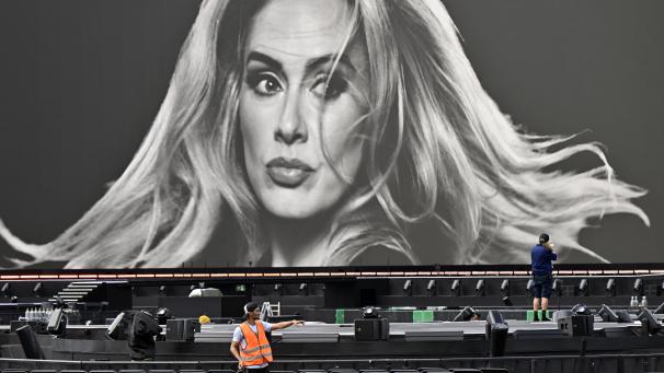 <p>Die Aufbauarbeiten sind beim Presserundgang auf dem Veranstaltungsgelände der Konzertreihe der britischen Sängerin Adele im Gange.</p>