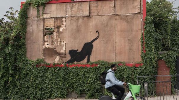 <p>Das Motiv befindet sich in Cricklewood, im Nordwesten Londons, und zeigt eine große Katze mit einem nach oben gerichteten Schwanz, die ihren Körper auszustrecken scheint.</p>