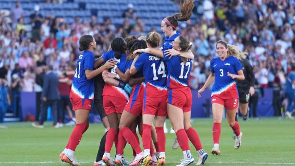 <p>Die Spielerinnen der USA bejubeln den Sieg.</p>