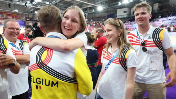 <p>Innige Umarmung: Prinzessin Eléonore herzt Olympiasieger Fabio Van den Bossche. Kronprinzessin Elisabeth und Prinz Gabriel schauen zu.</p>