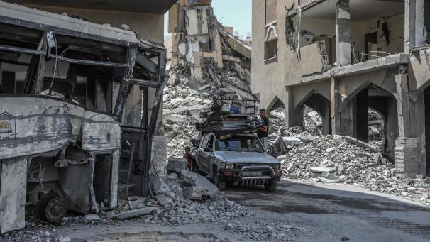 <p>Palästinensische Gebiete, Chan Junis: Palästinenser fliehen aus Hamad City in Richtung Al-Mawasi, nachdem die israelische Armee Flugblätter abgeworfen hat, in denen die Bewohner eines nördlichen Stadtviertels in Khan Younis aufgefordert werden, vor einer neuen Militäroperation im Gaza-Streifen sofort zu evakuieren.</p>