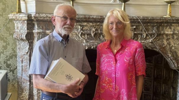 <p>Werner Miessen hält alle Bände seiner Bibliografie und El Herrebout, Leiterin des Staatsarchivs, Eupen.</p>