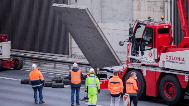 <p>Eine entfernte Betonplatte wird auf der A3 verladen. Knapp eine Woche nach dem Sturz einer Betonplatte auf die A3 auf das Auto einer 66-jährigen Kölnerin wurden 2020 sechs weitere abgenommen. Auch sie könnten potenziell gefährlich sein, hieß es damals. Denn diese Platten wurden ebenfalls falsch befestigt.</p>