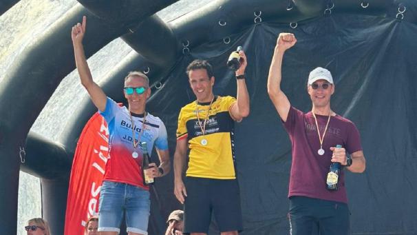 <p>Michael Kirch (rechts) gelingt als Dritter seiner Altersklasse der Sprung auf das Podium.</p>