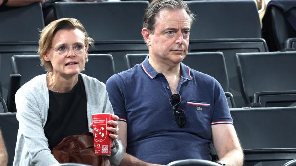 <p>Am Sonntag wohnte Bart De Wever zusammen mit seiner Frau in Paris dem Spiel der Belgian Cats um Bronze bei.</p>