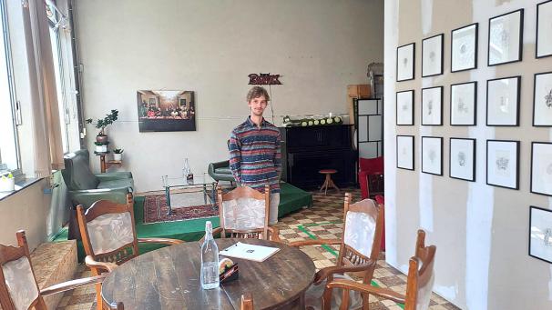 <p>Im hinteren Teil des Gebäudes gibt es einen Event-Raum, in dem Konzerte, Ausstellungen oder andere Veranstaltungen stattfinden können. Derzeit sind hier Zeichnungen von Didier Scheuren zu sehen.</p>