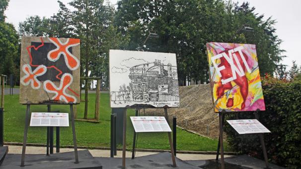 <p>Voor dem Bastogne War Museums sind künstlerisch gestaltete Fahrzeuge der Marke Trabant, Stücke aus der Berliner Mauer sowie Informationstafeln zu sehen, die den friedlichen Freiheitskampf der Ostdeutschen 1945 dokumentieren.</p>