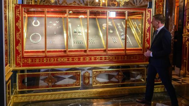 <p>Michael Kretschmer (CDU), Ministerpräsident von Sachsen, steht im Rahmen eines Pressetermins der Staatlichen Kunstsammlungen Dresden (SKD) zur Präsentation der zurückerlangten Juwelen im Historischen Grünen Gewölbe im Residenzschloss.</p>