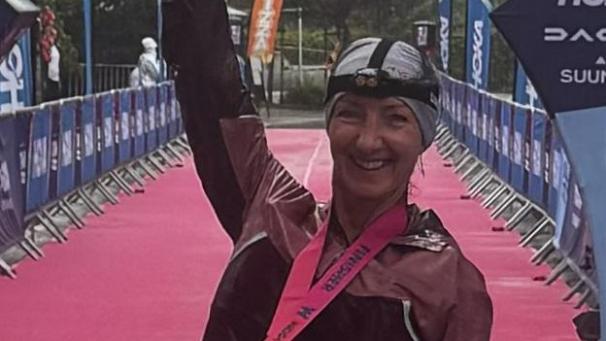 <p>Nadine Reynartz strahlt nach ihrer Zielankunft.</p>