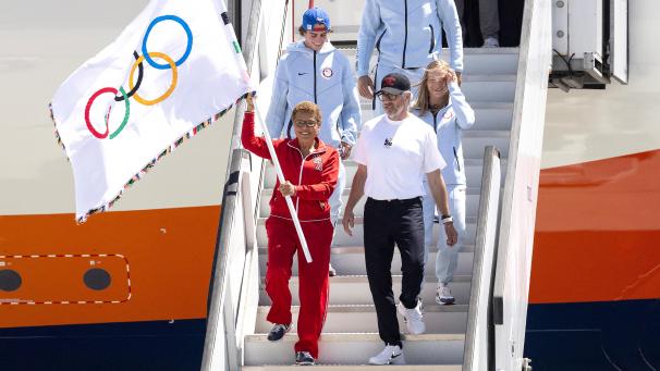 <p>Karen Bass, Bürgermeisterin von Los Angeles (im roten Trainingsanzug) bringt aus Paris die Olympische Fahne mit nach Kalifornien.</p>