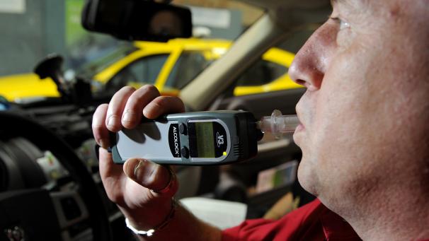 <p>Wer mit einem Auto mit Alkohol-Zündschlosssperre losfahren will, muss zuvor seinen Atemalkohol messen.</p>