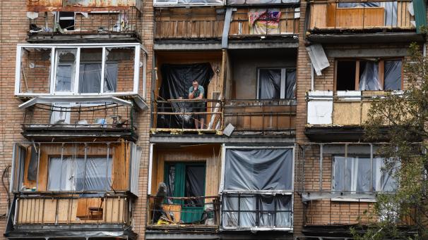 <p>Ein beschädigtes Gebäude in Kurskan dem zerstörte Fensterscheiben durch Folien ersetzt wurden.</p>