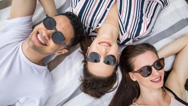 <p>Eine gute Sonnenbrille schützt die Augen vor UV-Strahlung.</p>