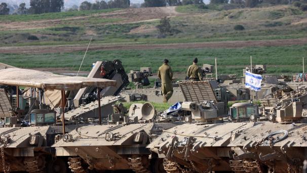 <p>Israelische Truppen nahe der Grenze zum Gazastreifen.</p>