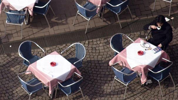 <p>Viele Belgier gehen auch ohne Begleitung ins Restaurant .</p>