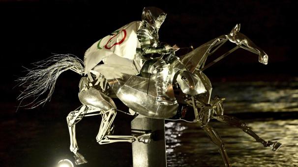 <p>Olympia, Paris 2024, Eröffnungsfeier der Olympischen Sommerspiele, ein Darsteller performt als Reiter auf der Seine.</p>