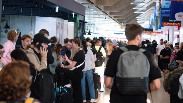 <p>Reisende warten in der Halle des Flughafen Köln-Bonn auf ihr Weiterkommen.</p>