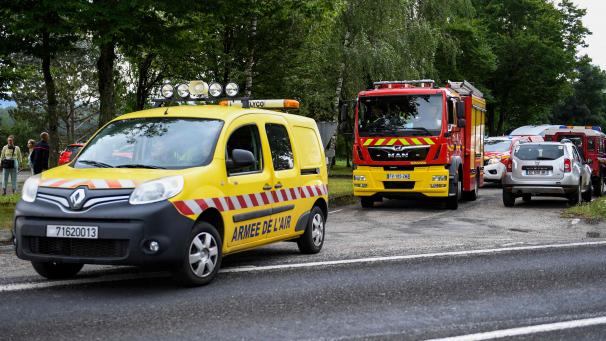 <p>Ein Fahrzeug der französischen Luftwaffe und der Einsatzleitwagen (PC) der Feuerwehr sind im Osten Frankreichs zu sehen, nachdem zwei Militärflugzeuge zusammengestoßen sind.</p>
