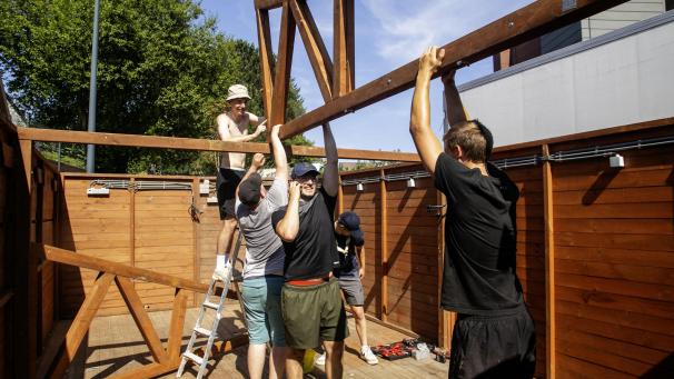<p>Bevor das Kirmesvergnügen beginnen kann, muss in Raeren zunächst fleißig aufgebaut werden.</p>