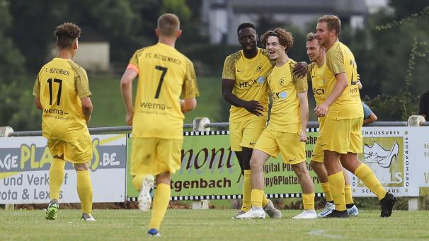 <p>Der Joker sticht sofort: Tamino Brancato (Dritter von rechts) trifft vier Minuten nach seiner Einwechslung für Bütgenbach.</p>