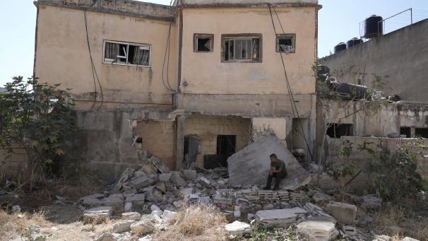 <p>14.08.2024, Palästinensische Gebiete, Tubas: Ein Palästinenser sitzt in den Trümmern nach einer israelischen Militäroperation.</p>